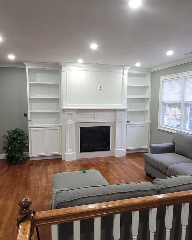Living room with built-in shelves flanking a fireplace